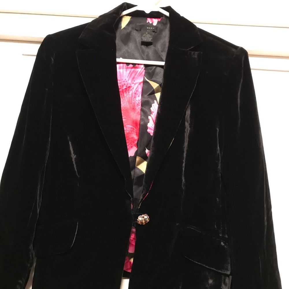 Gorgeous, orient, velvet blazer.